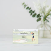 Une golfeuse est carte de visite de golf (Debout devant)
