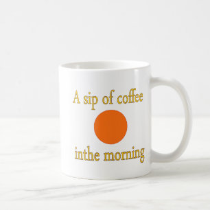 Une gorgée de café le matin dans une tasse