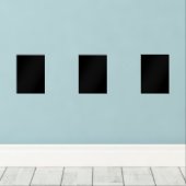 Une horloge blanche affichée en évidence contre un (Parquet)