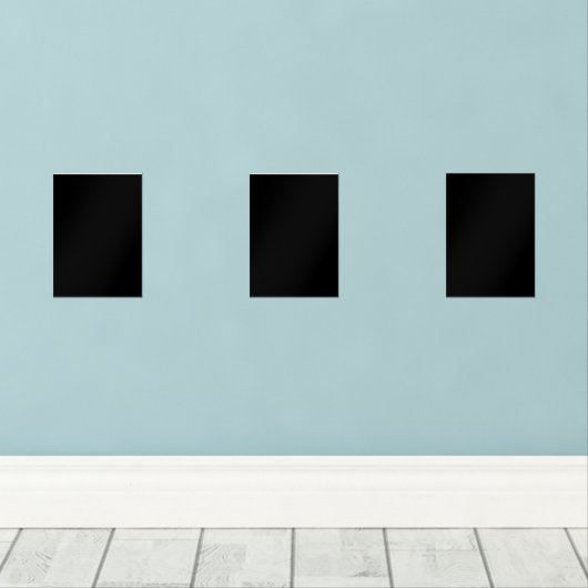 Une horloge blanche affichée en évidence contre un (Parquet)