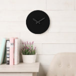 Une horloge blanche affichée en évidence contre un<br><div class="desc">L'horloge blanche, moderne et élégante, sur fond noir et audacieux, est l'ajout parfait à tout espace contemporain. Cet énoncé ajoute une touche de sophistication à votre décor, mais sert également son objectif principal sans faille : garder le temps avec précision et efficacité. Améliorez votre maison ou votre bureau avec ce...</div>