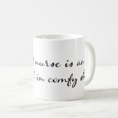 Une infirmière est... Mug (Devant droit)