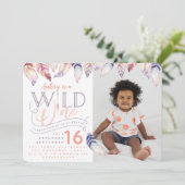 Une invitation à l'anniversaire de la photo. (Debout devant)