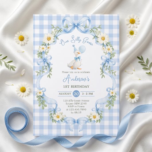 Une invitation d'anniversaire à l'arc bleu d'une o