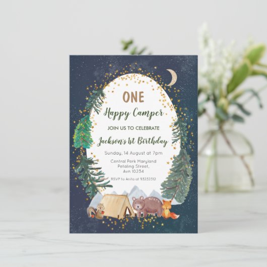 Une invitation de premier anniversaire de camping- (Debout devant)