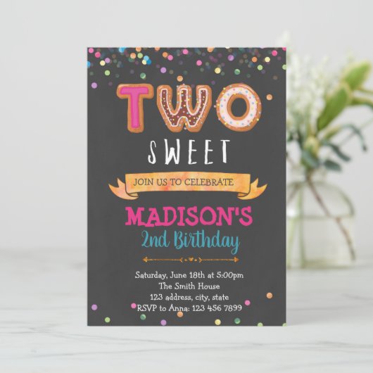 Une invitation pour fêter deux fêtes (Debout devant)