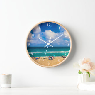 Une journée à la plage horloge murale acrylique