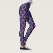 Une leggings à motifs violets monogrammés (Droite)