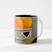 Une magnifique tasse à la peinture orangée (Devant droit)