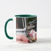 Une main n'est pas en hausse une tasse de (Gauche)