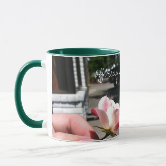 Une main n'est pas en hausse une tasse de (Gauche)