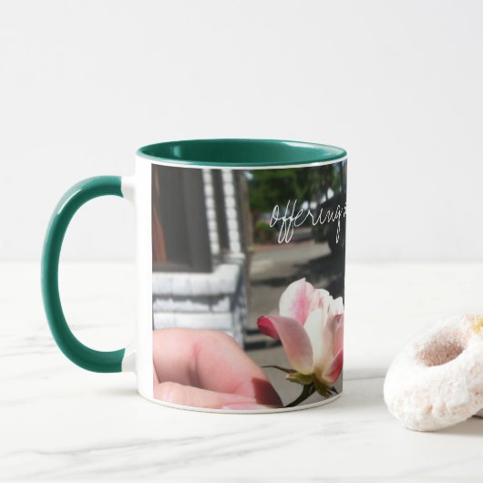 Une main n'est pas en hausse une tasse de (Avec donut)