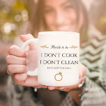 Une mariée engagée pour être une Mug de café<br><div class="desc">Citation drôle sur une future mariée. Parfait comme un fiançailles ou une douche nuptiale présent.</div>