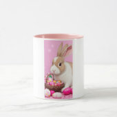 Une mignonne tasse de lapins de Pâques dans un pan (Centre)
