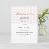 Une petite chérie est sur la voie Invitation (Debout devant)