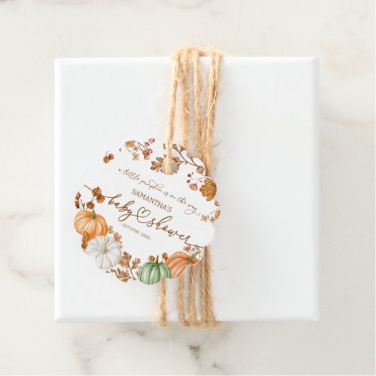 Une petite étiquette de cadeau de citrouille d'aut (En situation)
