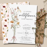 Une Petite Fleur sauvage Invitation Baby shower fi<br><div class="desc">Vous recherchez un beau thème de baby shower pour une maman à la maison ? Découvrez cette Petite Fleur sauvage Floral Girl Baby shower Invitation. Il dispose d'un beau bouquet de fleurs sauvages aquarelles sur un arrière - plan blanc. Sur le dos, on découvre un joli motif floral avec un...</div>