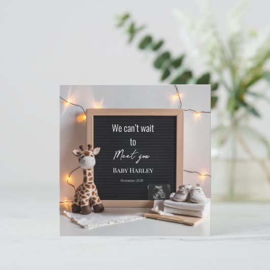 Une petite girafe douce faire-part de grossesse en (Debout devant)