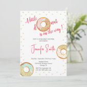 Une petite invitation au baby shower de beignes d' (Debout devant)