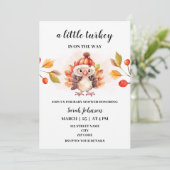 Une petite invitation de baby shower de chute de T (Debout devant)