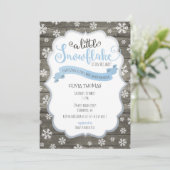 Une petite invitation de baby shower de flocon de (Debout devant)