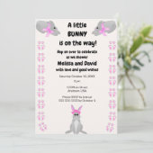 Une petite Lapine arrive Invitation (Debout devant)