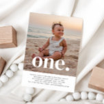 Une photo Invitation d'anniversaire<br><div class="desc">Une simple invitation pour le premier anniversaire avec votre propre photo et les mots 'un.' en haut.</div>