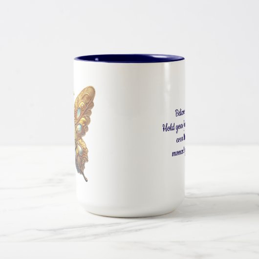 Une prière et une tasse de papillon (Centre)