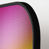 Une raquette de pickleball présente un design vibr (Détail gauche)