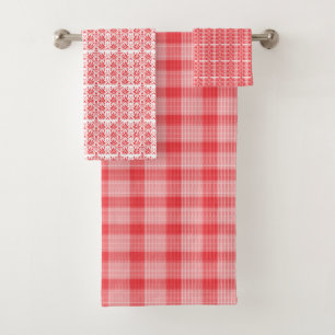 Une rose rouge vif avec des gouttes d'eau reposant