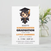 Une simple invitation à la remise des diplômes de  (Debout devant)