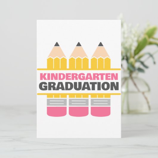 Une simple invitation à la remise des diplômes de  (Debout devant)