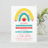 Une simple invitation à la remise des diplômes de  (Debout devant)