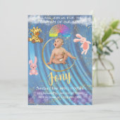 Une simple invitation bleue. (Debout devant)