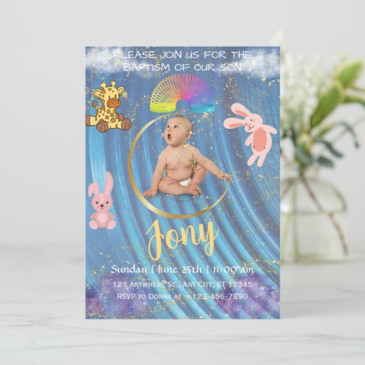 Une simple invitation bleue. (Debout devant)