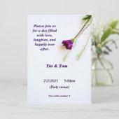 Une simple invitation en blanc et violet (Debout devant)