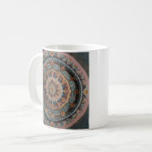 Une tasse à café avec un design de mandala esthéti (Devant gauche)