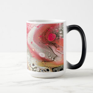 Une tasse aux couleurs rose, or et noir