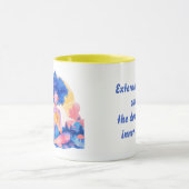 Une tasse avec une fille en position lotus. (Centre)