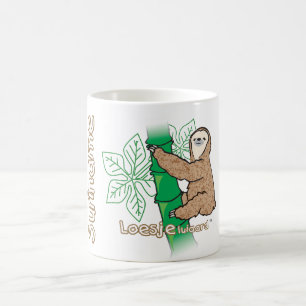 Une tasse avec une image d'une paresse là-dessus