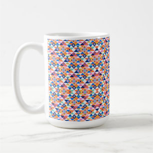 Une tasse blanche présente un motif géométrique vi