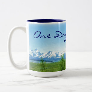 Une tasse de montagnes de jour à la fois