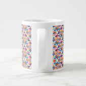 Une tasse en céramique blanche présente une géomét (Dos)