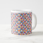 Une tasse en céramique blanche présente une géomét (Devant droit)