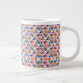 Une tasse en céramique blanche présente une géomét (Droite)