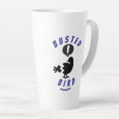Une tasse en latte avec le logo Busted Bird (Angle droit)
