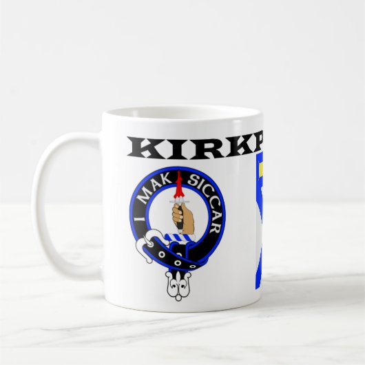 Une tasse Kirkpatrick avec des badges bleus (Gauche)