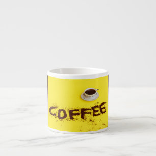 une tasse pleine de café dans une tasse à expresso