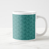 Une tasse sarcelle présente un motif géométrique  (Droite)