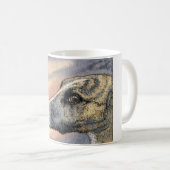 Une TASSE timide et belle de chien (Devant droit)